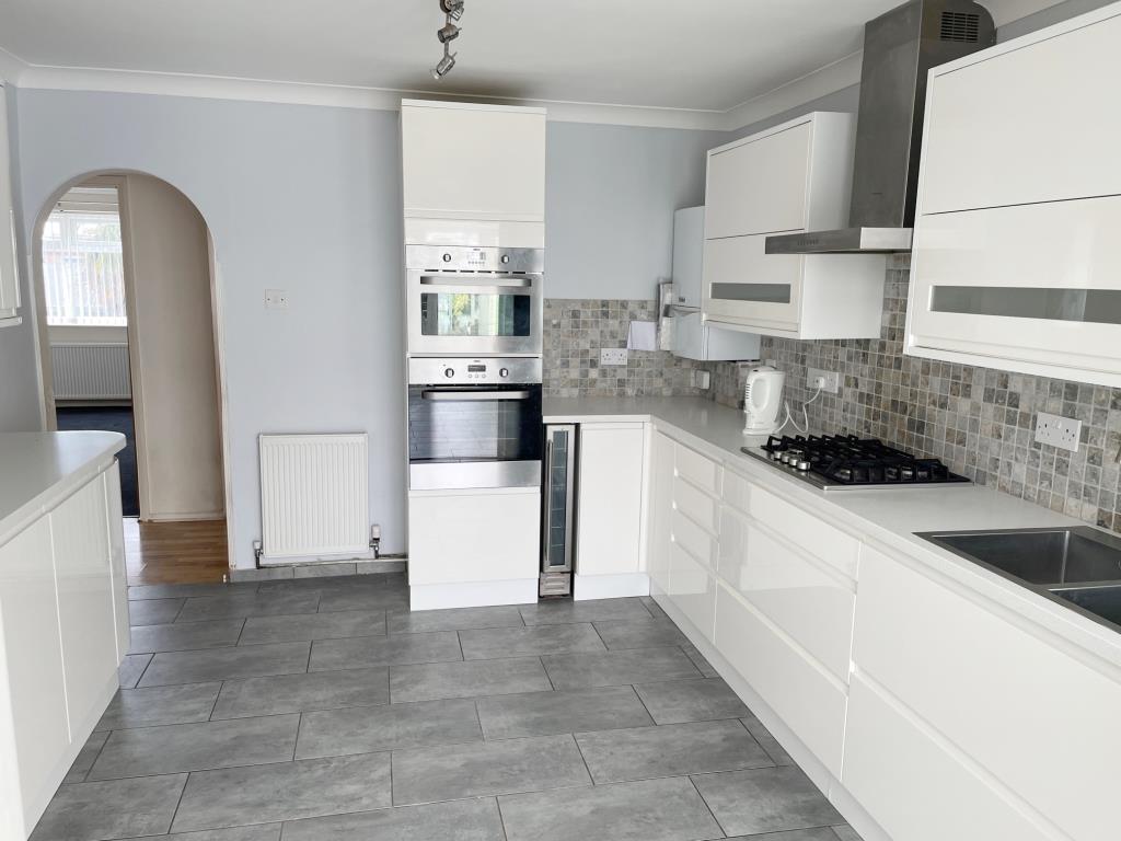 Lot: 123 - DETACHED CHALET BUNGALOW WITH GARAGE IN POPULAR LOCATION - kitchen